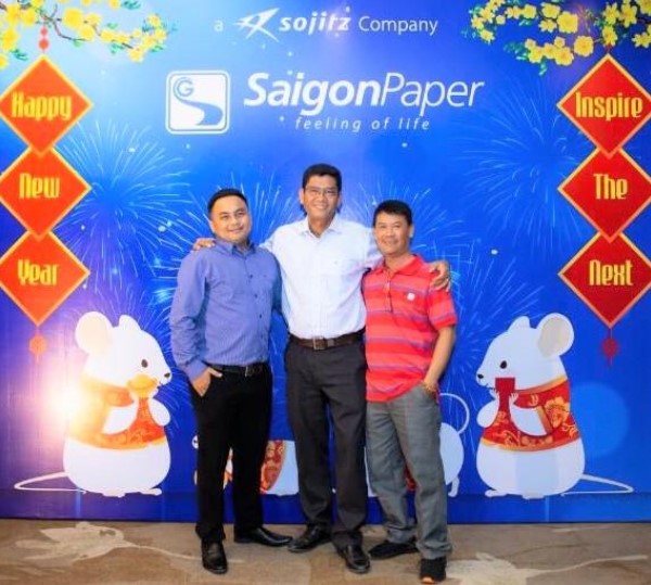 Mr. Hoa (left) posed for a photo with Mr. Nguyen Van Dung (Sales Manager of GT Channel – Mekong region) and Mr. Le Thanh Vu (Sales Leader of Mekong 2 area) at the Company’s yearend party in early 2020