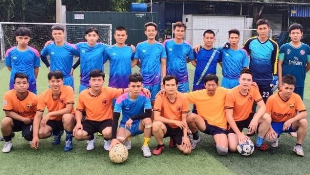 Mr. Thanh (sitting, 4th from right), his colleagues and other people working in the industrial park before a match in early November, 2020