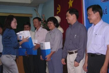 Giấy Sài Gòn tặng quà cho 24 Trung tâm y tế của TPHCM