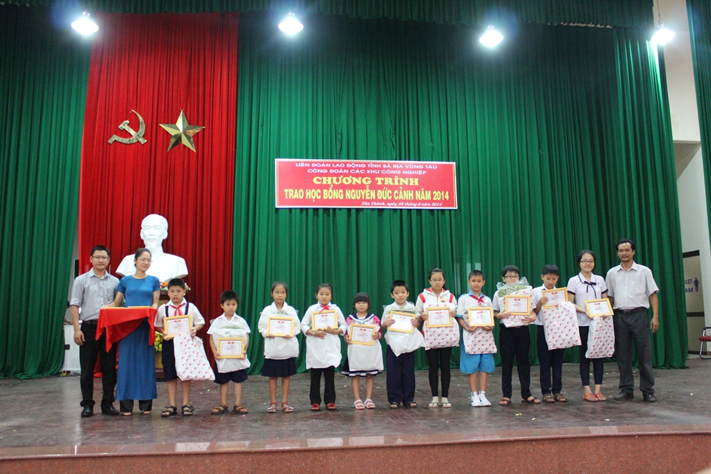 15 học sinh (con của CB-CNV Giấy Sài Gòn) được trao học bổng Nguyễn Đức Cảnh