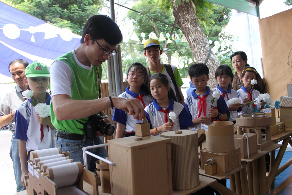 Ngày hội tái chế chất thải lần VII (4/2014) – Khéo tay cùng hoa giấy Saigonpaper